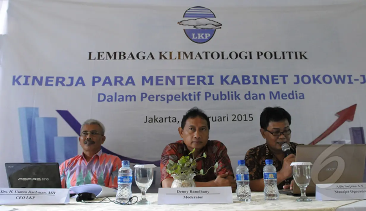 CEO Lembaga Klimatologi Politik (LKP) Usman Rachman (kanan), Manager Operasional LKP Adie Sujaya (tengah) dan Deny Ramdhany (kiri) menyampaikan hasil riset terkait kinerja Kabinet Kerja, Jakarta, Kamis (5/2/2015).(Liputan6.com/Andrian M Tunay)