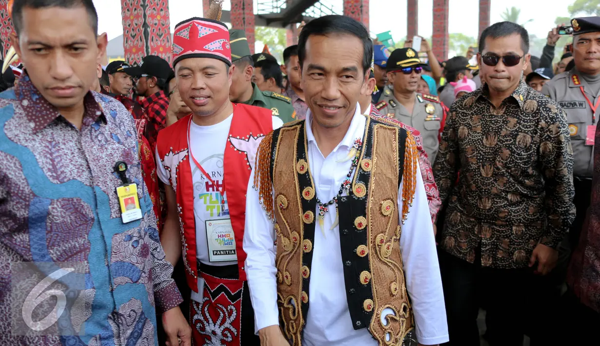 Presiden Joko Widodo saat menghadiri Festival Karnaval Khatulistiwa, Pontianak, Sabtu (22/8/2015).Pontianak menjadi tuan pertama Festival Karnaval Khatulistiwa yang diselenggarakan di luar Jakarta. (Liputan6.com/Faizal Fanani)
