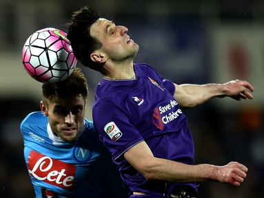 Pemain Napoli, Juan Camilo Zuniga (kiri), berebut bola dengan pemain Fiorentina, Nikola Kalinic, dalam laga Serie A Italia di Stadion Artemio Franchi, Firenze, Selasa (1/3/2016) dini hari WIB. (AFP/Alberto Pizzoli)
