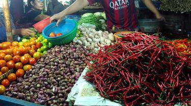 Pedagang sayuran di pasar tradisional keluhkan masih tingginya harga sejumlah komoditas sayur.