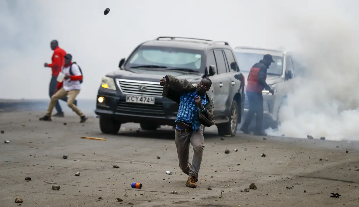 Ratusan pengunjuk rasa muncul di Nairobi, juga di kota pesisir Mombasa dan kota tepi danau Kisumu, di mana pihak oposisi mendapat dukungan besar. (AP Photo/Brian Inganga)