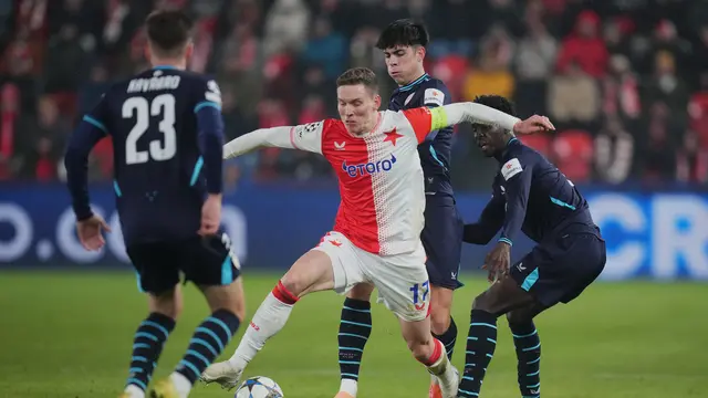 Lukas Provod dari Slavia Praha menguasai bola saat laga Liga Champions melawan Athletic Bilbao