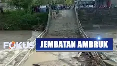 Bahkan sejumlah titik harus ditambah kayu supaya warga bisa menyeberang. Kondisi jembatan yang telah rusak membuat warga khawatir saat menyeberang.