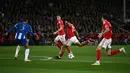Nottingham membuka keunggulan pada menit ke-12 melalui sepakan luar kotak penalti dari Morgan Gibbs-White. Bola tendangannya sempat berbelok setelah terkena Pablo Rosario. (AFP/Paul Ellis)