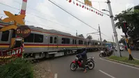 Sejumlah motor berhenti di pintu perlintasan kereta api Bintaro Permai yang tidak berfungsi di Jakarta, Kamis (25/10). Kondisi tersebut sangat membahayakan pengendara yang melintas. (Liputan6.com/Angga Yuniar)
