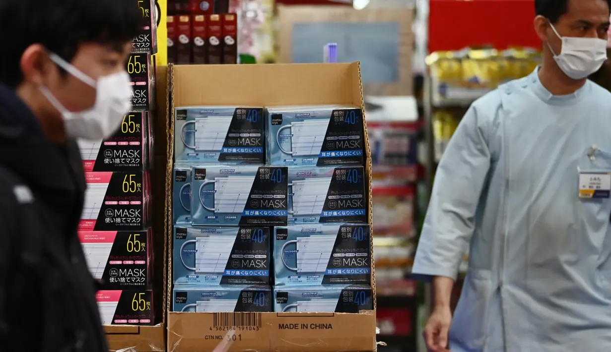 Masker wajah terlihat dijual di toko obat di daerah Akihabara Tokyo (27/1/2020). Merebaknya virus corona yang mematikan membuat warga Tokyo berburu masker. (AFP Photo/Charly Triballeau)