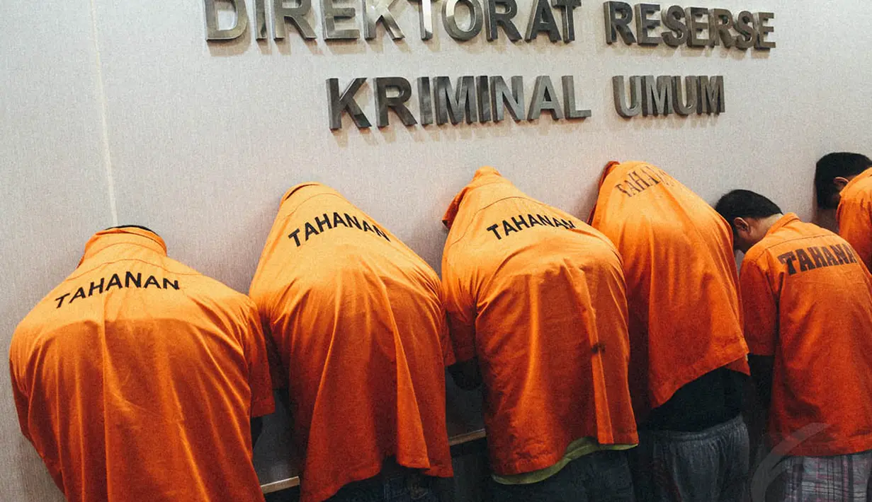 Dalam gelar perkara tersebut, petugas juga menunjukkan para pelaku kasus pencurian dan kasus pengeroyokan yang menyebabkan orang meninggal, Jakarta, Selasa (11/11/2014). (Liputan6.com/Faizal Fanani)