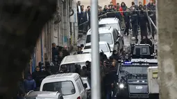 Kepolisian Turki mengepung sebuah gedung apartemen menyusul penyerangan sebuah kantor polisi di Istanbul, Kamis (3/3). Dua wanita pelaku penyerangan dikabarkan tewas dalam baku tembak dengan petugas polisi. (REUTERS/ Murad Sezer)