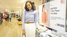 Pamela terlihat sporty meski mengenakan rok panjang putih dan baju Turtleneck warna biru. Senyum manisnya tidak pernah hilang. (KapanLagi.com/Bambang E Ros)