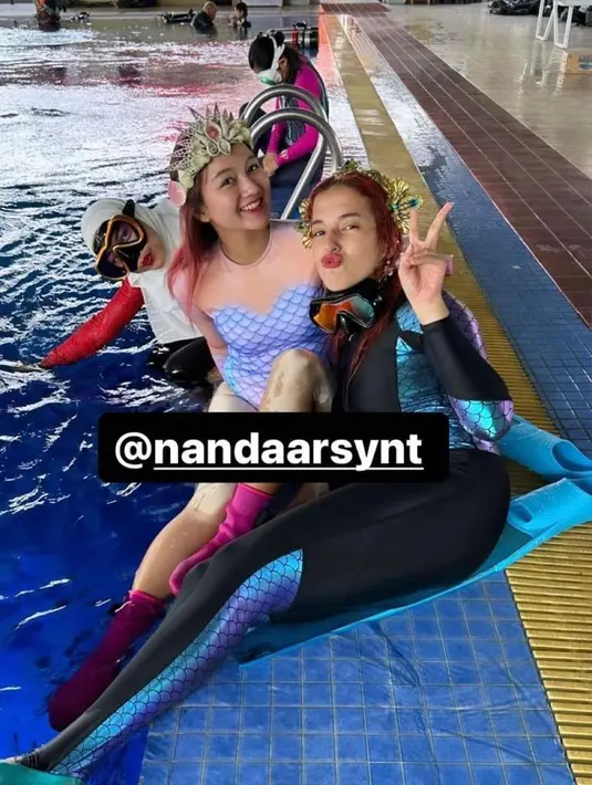 Ada Tasya Farasya dan Nanda Arsyinta, dua beauty vlogger ternama Tanah Air yang belakangan ini ikut menjajal aktivitas menyelam. [Instagram/tasyafarasya/nandarsynt]