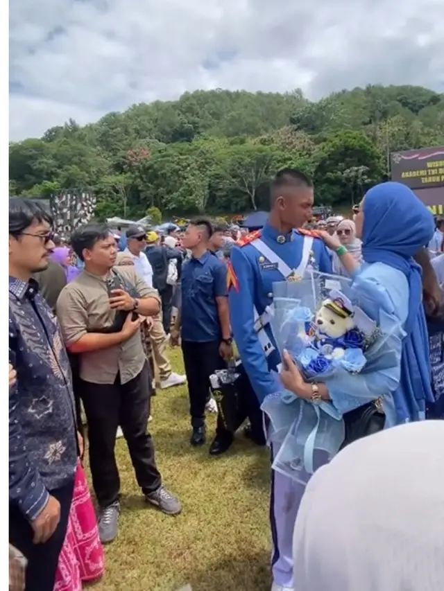 6 Potret Dhofin Anak Ibnu Jamil Wisuda Prajurit Taruna Akmil, Penuh Bangga