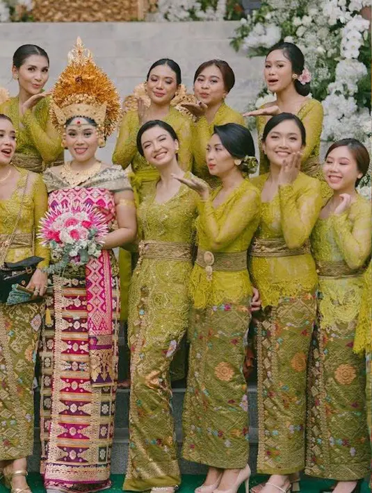 Serta tatanan rambut sanggul klasik dan anting-anting sebagai penyempurna tampilannya. Simple tapi anggun! [@ralineshah]