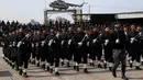 Anggota pasukan keamanan Hamas Palestina berbaris dengan senapan kayu tiruan saat upacara kelulusan di Kota Gaza, Senin (21/2/2022). (AP Photo/Adel Hana)