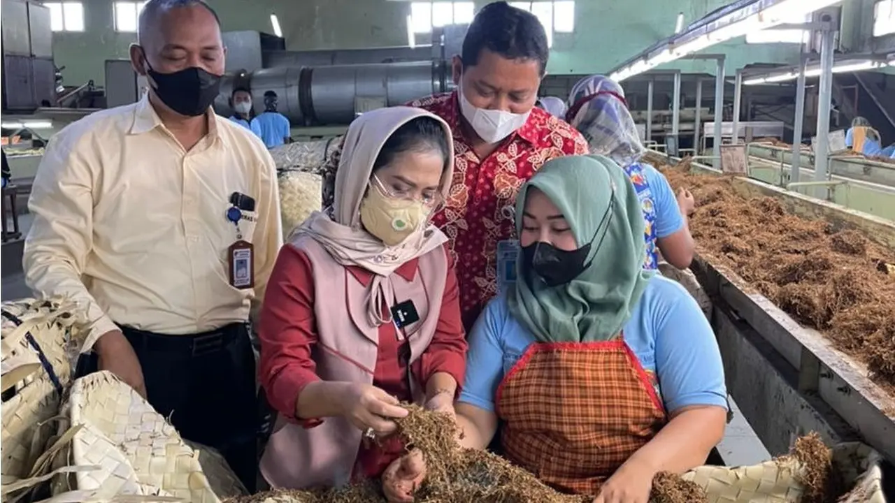 Ketua Umum Dewan Koperasi Indonesia (Dekopin) Sri Untari Bisowarno saat berkunjung ke koperasi Kareb Bojonegoro. (Dian Kurniawan/Liputan6.com).