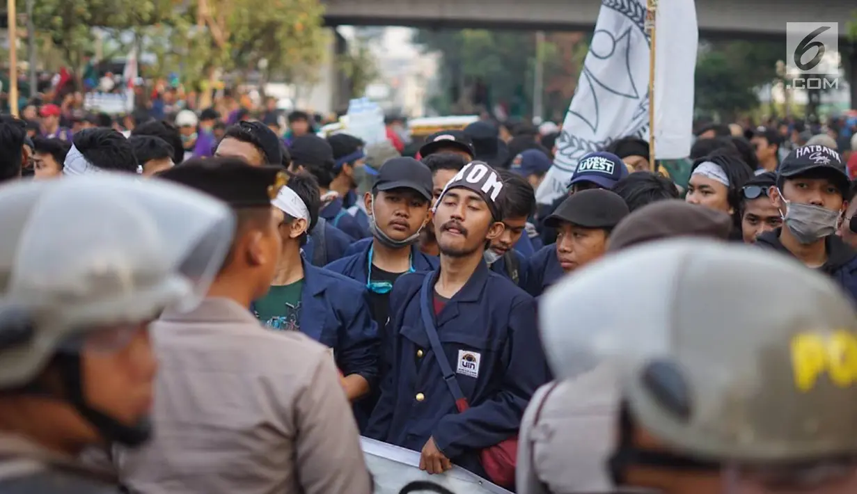 Massa dari Badan Eksekutif Mahasiswa Seluruh Indonesia (BEM SI) berunjuk rasa di sekitar gedung DPR RI, Jakarta, Selasa (1/10/2019). BEM SI menuntut pemenuhan hak asasi manusia, restorasi pelaksanaan reforma agraria serta perlindungan sumber daya alam. (Liputan6.com/Immanuel Antonius)