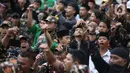 Sebelumnya, pada Kamis (12/3/2026), KPK secara resmi melakukan penahanan Yaqut Cholil Qoumas terkait dugaan tindak pidana korupsi terkait kuota haji untuk penyelenggaraan ibadah haji Indonesia tahun 2023-2024. Tampak dalam foto, anggota dan simpatisan Barisan Ansor Serbaguna (Banser) saat berunjuk rasa di depan gedung Merah Putih Komisi Pemberantasan Korupsi (KPK), Jakarta, Kamis (12/3/2026). (Liputan6.com/Helmi Fithriansyah)