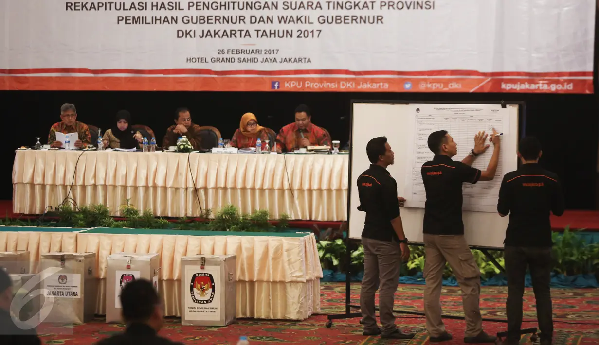 KPU Provinsi DKI Jakarta menggelar rekapitulasi penghitungan sura tingkat provinsi Pilkada DKI Jakarta di Grand Sahid, Jakarta, Minggu (26/2). Penetapan hasil Pilkada 2017 rencananya akan dilakukan pada 4 Maret. (Liputan.com/Faizal Fanani)