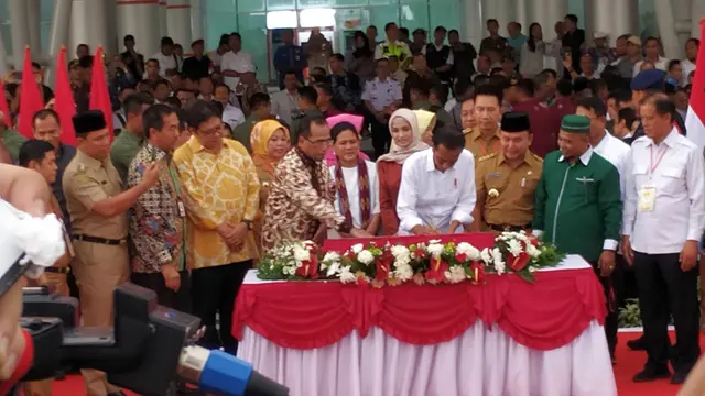 Presiden Joko Widodo meresmikan terminal baru Bandar Udara Tjilik Riwut, Palangkaraya, Kalimantan Tengah, Senin (8/4/2019).