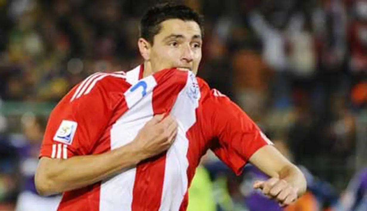 Selebrasi striker Paraguay Oscar Cardozo di adu penalti lawan Jepang pada babak perdelapan final PD 2010 di Loftus Versfeld Stadium, Pretoria, 29 Juni 2010. Paraguay unggul 5-3. AFP PHOTO / PIERRE-PHILIPPE MARCOU 