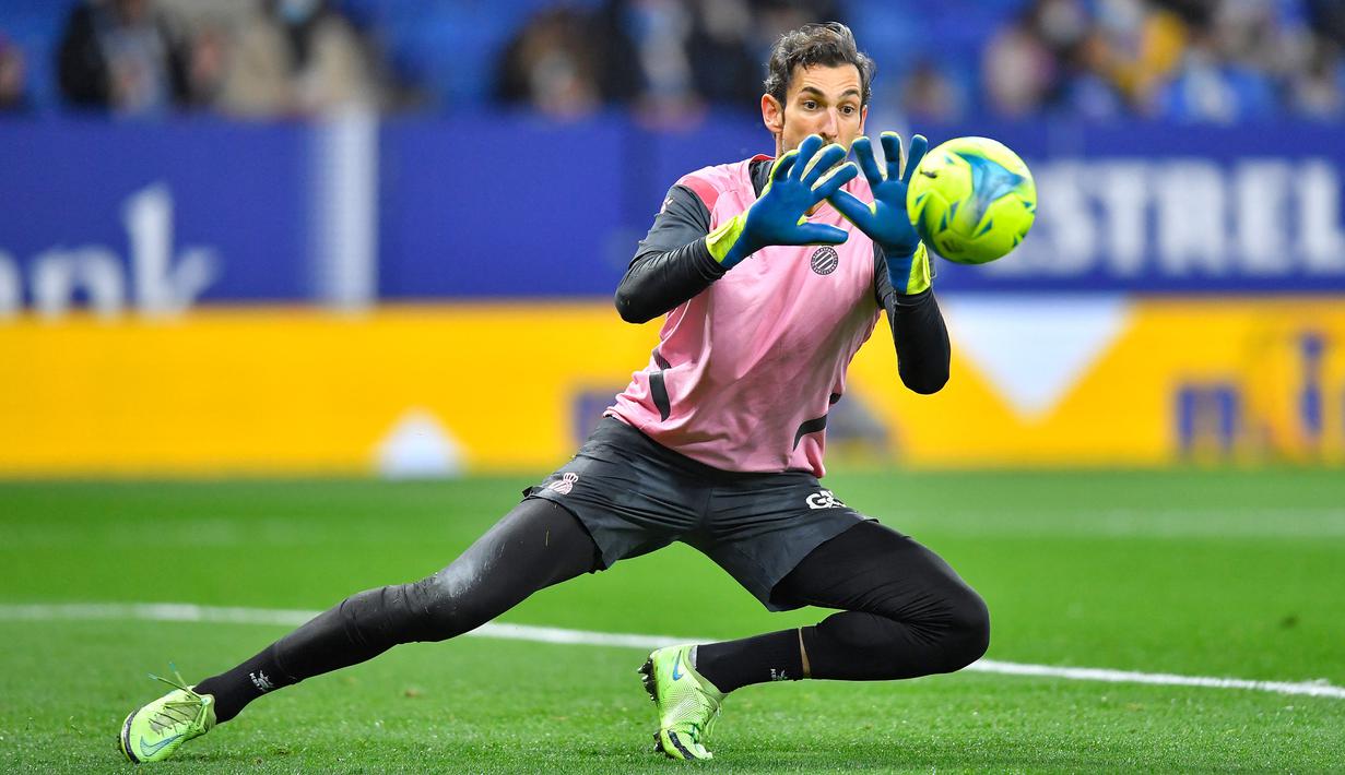 Diego Lopez telah menjadi salah satu kiper paling konsisten di La Liga dalam sedekade terakhir. Ia telah bermain untuk Real Madrid, AC Milan, Sevilla, Villarreal, dan saat ini Espanyol. Kiper gaek tersebut tercatat pernah menggagalkan dua penalti dari Ronaldo dan Messi. (AFP/Pau Barrena)
