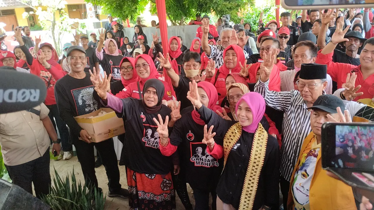 Istri Ganjar Pranowo, Siti Atikoh dalam Safari Politik di Kota Metro, Lampung, Rabu (10/1/2024).