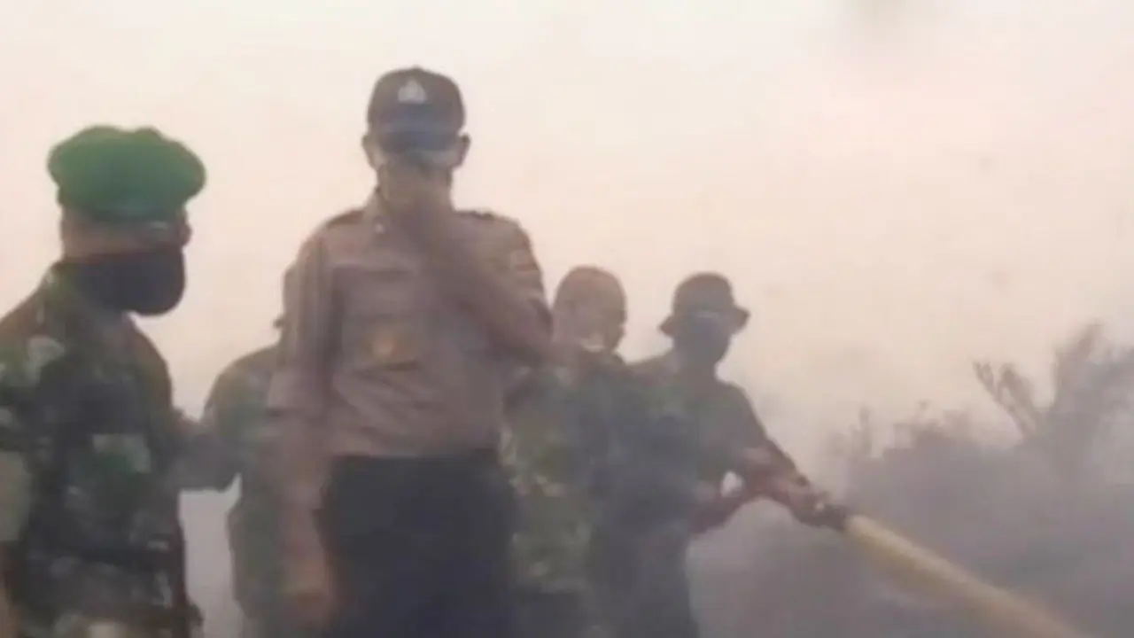 Ratusan TNI dan Polri Bantu Pemadaman Kebakaran Lahan di Jambi
