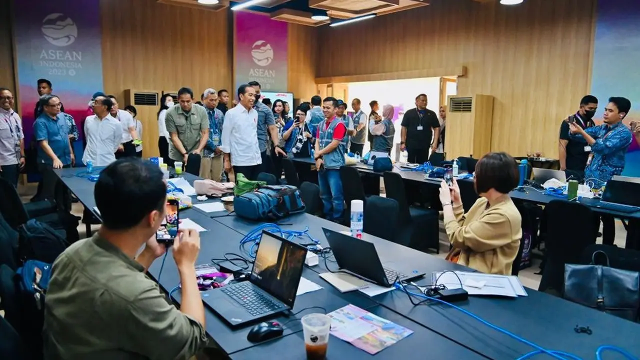 Presiden Joko Widodo atau Jokowi meninjau langsung pusat media atau media center Konferensi Tingkat Tinggi (KTT) ke-42 ASEAN
