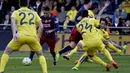 Penyerang Barcelona, Meymar, bersiap melakukan tendangan ke arah gawang Villarreal pada laga La Liga Spanyol di Stadion El Madrigal, Vila-real, Minggu (20/3/2016). Kedua tim bermain imbang 2-2. (AFP/Jose Jordan)