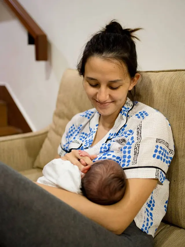 Jadi Mama Muda, Ini 6 Potret Dahlia Poland saat Momong Tiga Anaknya