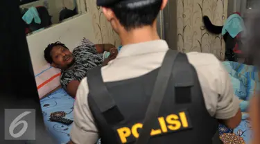 Petugas memeriksa WNA di apartemen Gading Nias, Jakarta, Kamis (1/9). Pemeriksaan yang dilakukan petugas Imigrasi, BNN, dan Polda Metro Jaya ini terkait pendataan WNA dan dugaan tindak pidana penyalahgunaan narkotika. (Liputan6.com/Gempur M Surya)