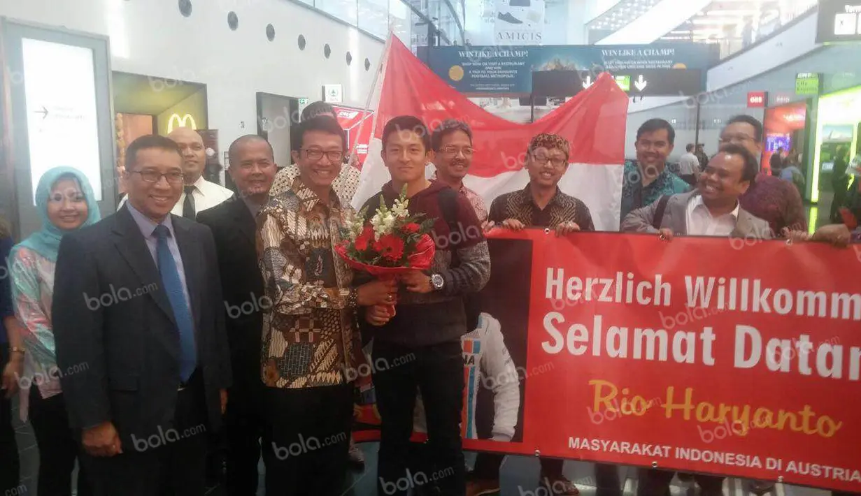 Pebalap Manor Racing asal Indonesia, Rio Haryanto disambut Duta Besar RI untuk Austria, Rachmat Budiman, dan staf KBRI Wina saat tiba di Bandar Udara Internasional Wina, Austria, Selasa (28/6/2016). (Bola.com/Reza Khomaini)