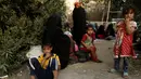 Sejumlah bocah yang dibawa orangtuanya mengungsi ke tempat yang lebih aman dari serangan ISIS di Qayyara, selatan Mosul, Irak, Minggu (30/10). (REUTERS / Zohra Bensemra)
