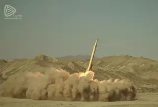 Rudal Khaibar-buster diluncurkan dari lokasi yang dirahasiakan di Iran, 10 Februari 2022. Iran meluncurkan rudal baru dengan jangkauan yang akan memungkinkannya mencapai pangkalan AS di wilayah tersebut serta target di dalam musuh bebuyutannya, Israel. (IMA Media via AP)