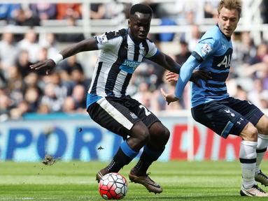 Cheick Tiote sat berduel dengan pemain Tottenham, Christian Eriksen pada lanjutan Premier League di Saint James Park stadium, Newcastle, (15/5/2016). (EPA/Lindsey Parnaby)