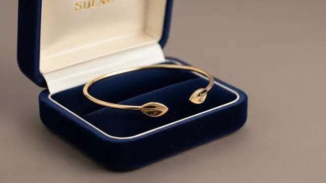 Tren Gelang Emas Bangle Tipis 2026 untuk Ibu Usia 50 Tahun yang Suka Tampilan Rapi dengan Ujung Berbentuk Daun Minimalis