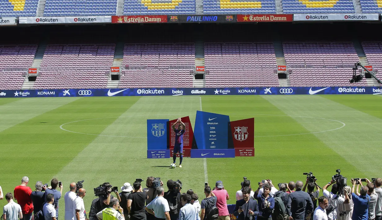 Gelandang baru Barcelona, Paulinho, saat diperkenalkan di Stadion Camp Nou, Kamis (17/7/2017). Pria asal Brasil ini resmi berseragam Barcelona setelah ditebus dari Guangzhou Evergrande. (AP/Manu Fernandez)