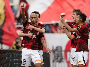 Dalam daftar top skor sementara J1 League 2024, lima striker asal Brasil menguasai daftar bersaing dengan para striker lokal Jepang. Salah satu striker asal Brasil tersebut adalah Thiago Santos Santana yang membela Urawa Reds Diamond seja awal musim 2024. Seperti apa kisah singkat perjalanan kariernya di liga sepak bola Jepang? Simak uraiannya berkut ini. (J.LEAGUE)