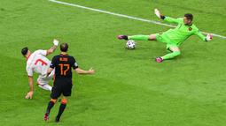 Makedonia Utara, yang sudah tidak punya kans malah membuat kejutan pada menit ke-10. Ivan Trickovski membobol gawang Belanda, namun VAR mengatakan gol tersebut offside. (Foto: AP/Pool/Olaf Kraak)