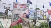 Satpol PP Kota Depok melakukan penertiban APK di Jalan Raya Margonda, Kota Depok. (Liputan6.com/Dicky Agung Prihanto)