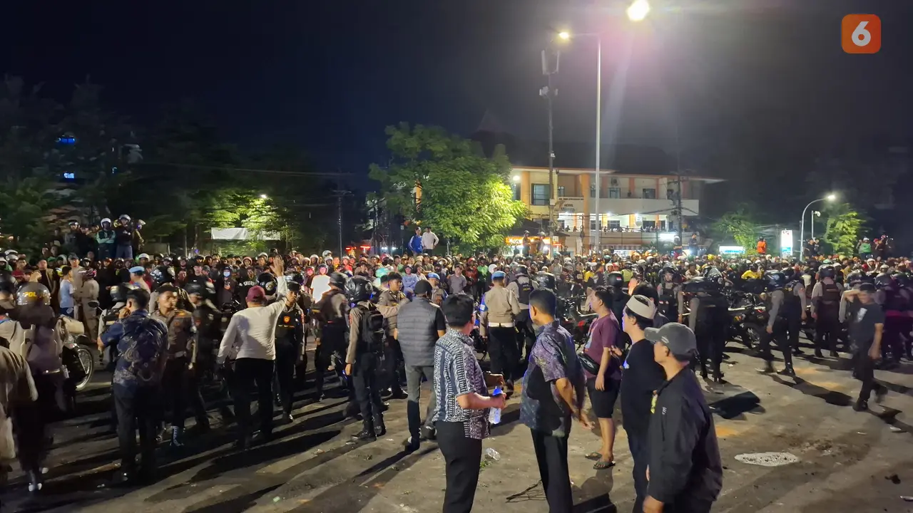 Polisi halau warga saat kericuhan demo Indonesia Gelap di Makassar (Liputan6.com/Fauzan)