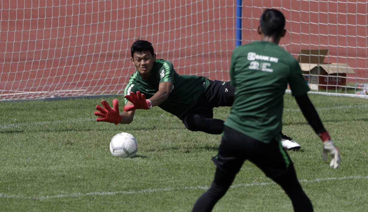 Kiper Timnas Indonesia U-22, Muhammad Riyandi, berusaha menangkap bola saat latihan di Stadion Madya, Jakarta, Kamis (17/1). Latihan ini merupakan persiapan jelang Piala AFF U-22. (Bola.com/Yoppy Renato)
