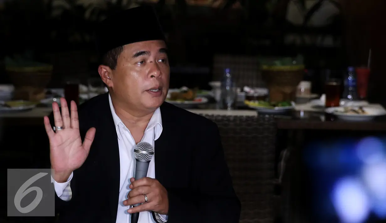 Mantan Ketua DPR RI, Ade Komarudin, saat memberikan keterangan kepada media di Jakarta, Senin malam (5/12).  Usaha tersebut ia tempuh untuk mengembalikan nama baiknya usai di berhentikan MKD sebagai Ketua DPR. (Liputan6.com/JohanTallo)