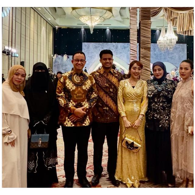 4. Tokoh penting yang turut hadir ialah Anies Baswedan. Mantan Gubernur DKI Jakarta ini tampil rapi dengan batik.