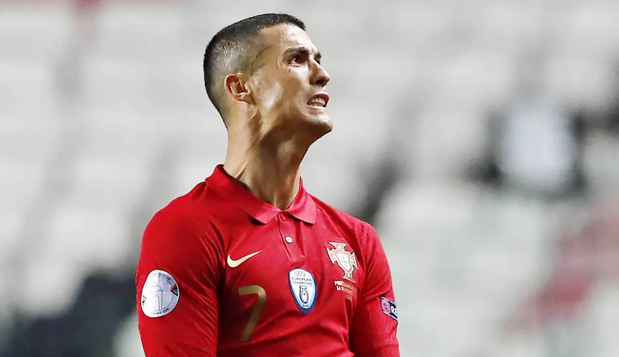 Cristiano Ronaldo - CR7 merupakan top skor Euro 2020 sejauh ini dengan torehan 5 gol. Namun sayang mega bintang Juventus itu tak bisa membawa Portugal melewati adangan Belgia di babak 16 besar Euro 2020. (AP/Armando Franca)