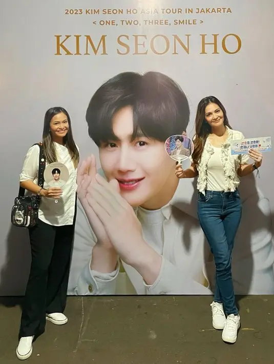 OOTD fan meeting Kim Seon Ho pakai baju dan sepatu putih. Bedanya, Echa pakai celana hitam dan Tari memilih skinny jeans. [Foto: Instagram @ersamayori]