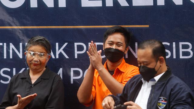 Masih Penuh Senyum, Ini 6 Potret Doni Salmanan yang Sudah Pakai Baju Tahanan