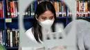 Selain di dalam perpustakaan, pengunjung yang membaca buku juga bisa duduk di bangku luar berdekatan dengan taman atau paviliun literasi di lantai dua. (Liputan6.com/Johan Tallo)