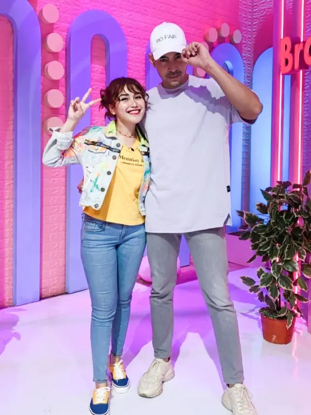 7 Potret Kebersamaan Ayu Ting Ting dan Robby Purba, Didoakan Berjodoh Oleh Netizen