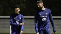 Penyerang Prancis Olivier Giroud (kanan) dan gelandang Prancis Warren Zaire-Emery ambil bagian dalam sesi latihan bagian dari lanjutan Kualifikasi EURO 2024, di Clairefontaine-en-Yvelines, Senin (13/11/2023). (FRANCK FIFE / AFP)