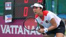 Petenis tunggal putri Indonesia, Aldila Sutjiadi saat tampil menghadapi Thailand pada laga final nomor beregu putri cabor tenis SEA Games 2023 di Morodok Techo Stadium, Phnom Penh, Kamboja, Selasa (9/5/2023). Total 4 emas, 2 perak dan 3 perunggu direbut Aldila Sutjiadi dkk membuat tim tenis Indonesia menjadi juara umum di SEA Games 2023. (Bola.com/Abdul Aziz)